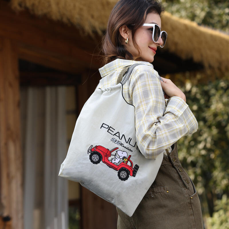 Accessories Brand For Women - Borsa Tote in Nylon Ricamata Snoopy