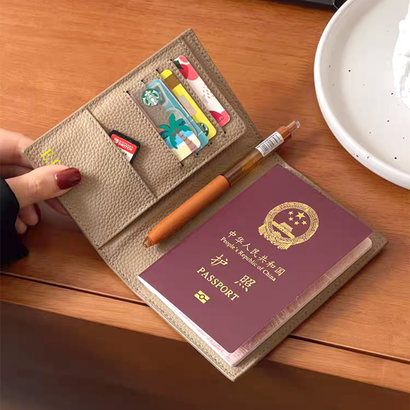 Porta passaporto con nome pers - Women Accessories Business Name recensione e prezzo